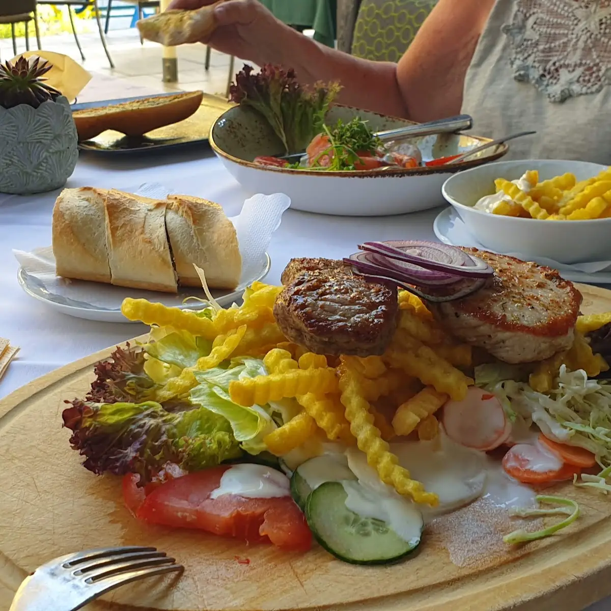 Dazu Pommes Frites Und Salatteller