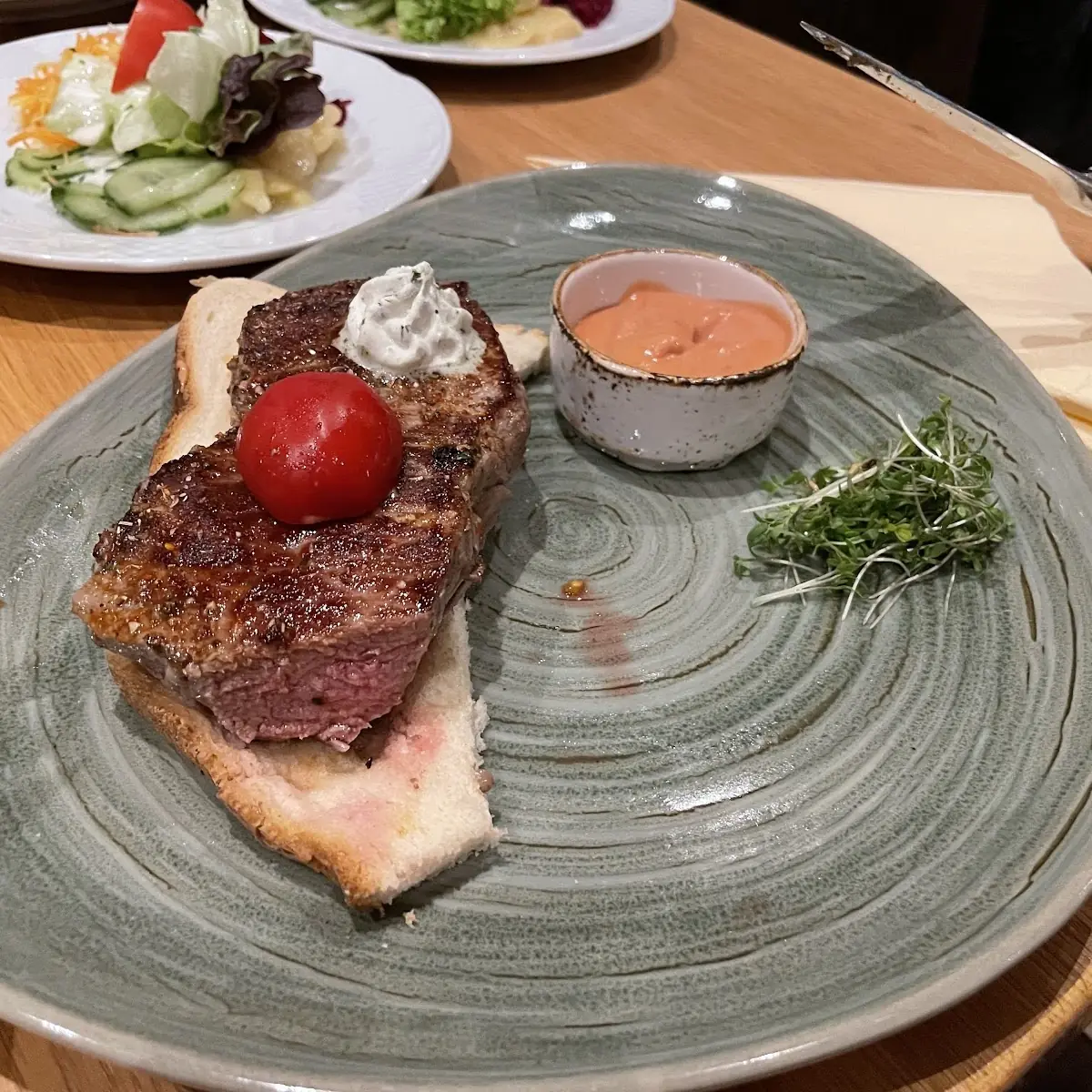 Steaktoast Mit Salat