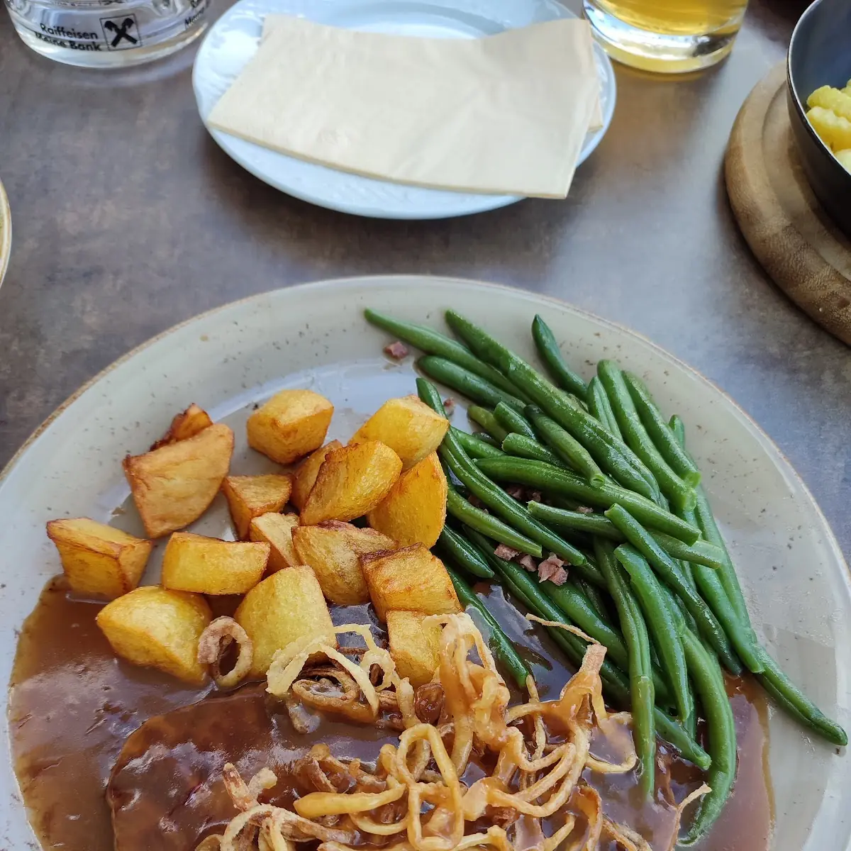 Zwiebelrostbraten Mit Speckbohnen Und Röstkartoffeln