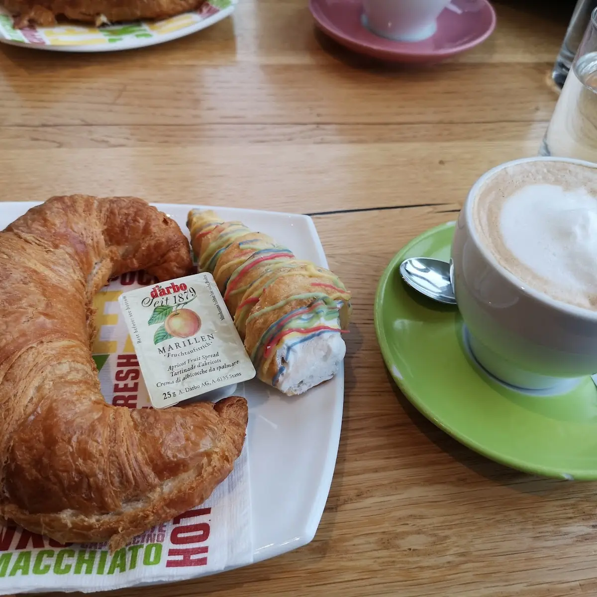 Melange Mit Mini-schaumrolle Und Croissant