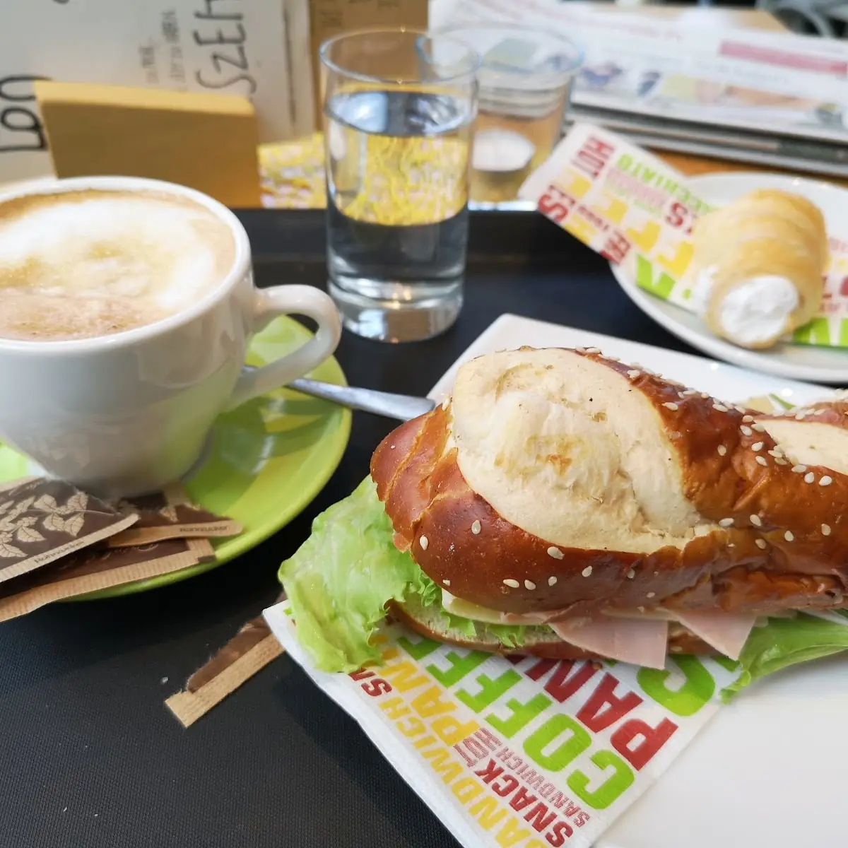 Melange Und Gefülltes Laugenstangerl