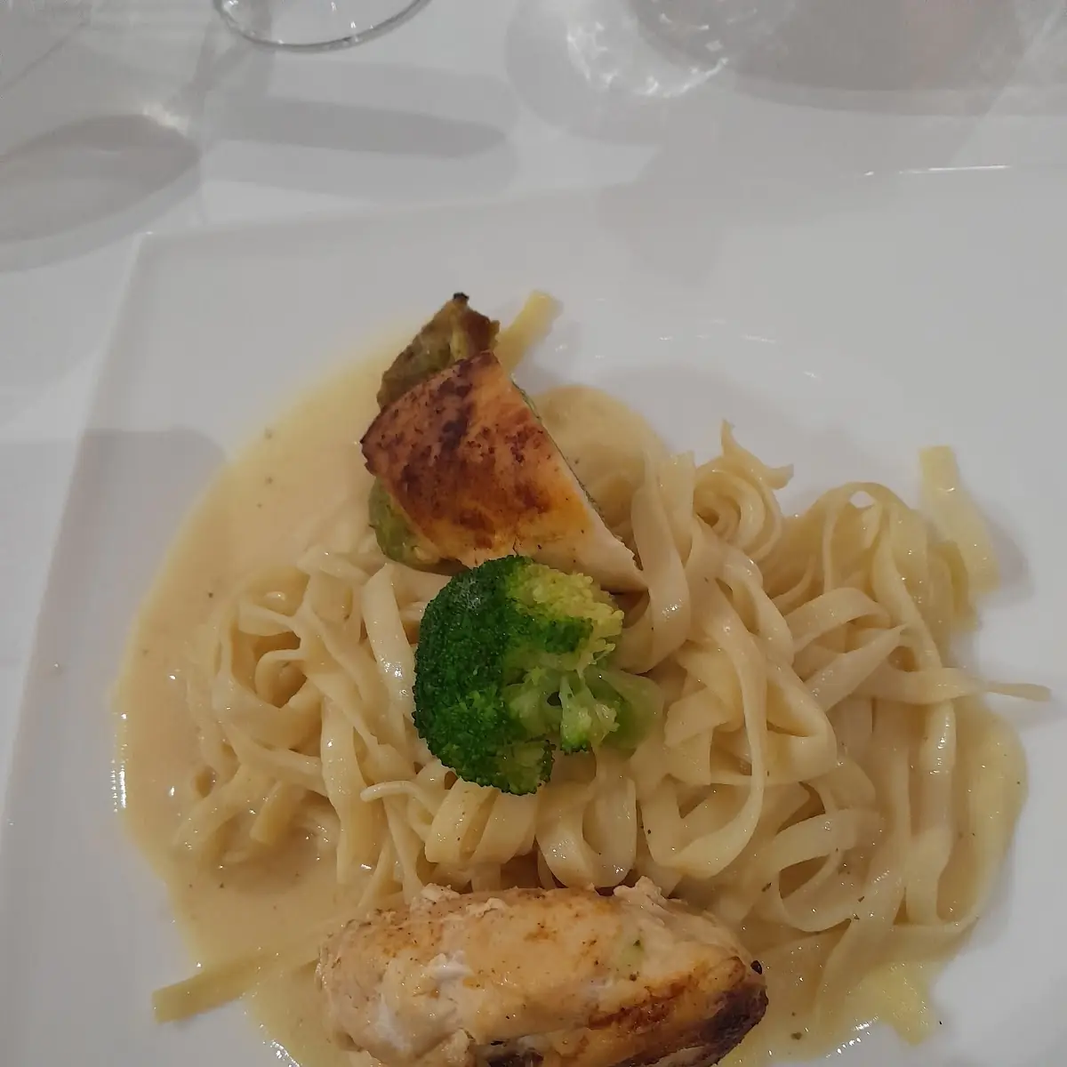 Gef Hähnchenbrust Mit Broccoli Und Bandnudeln