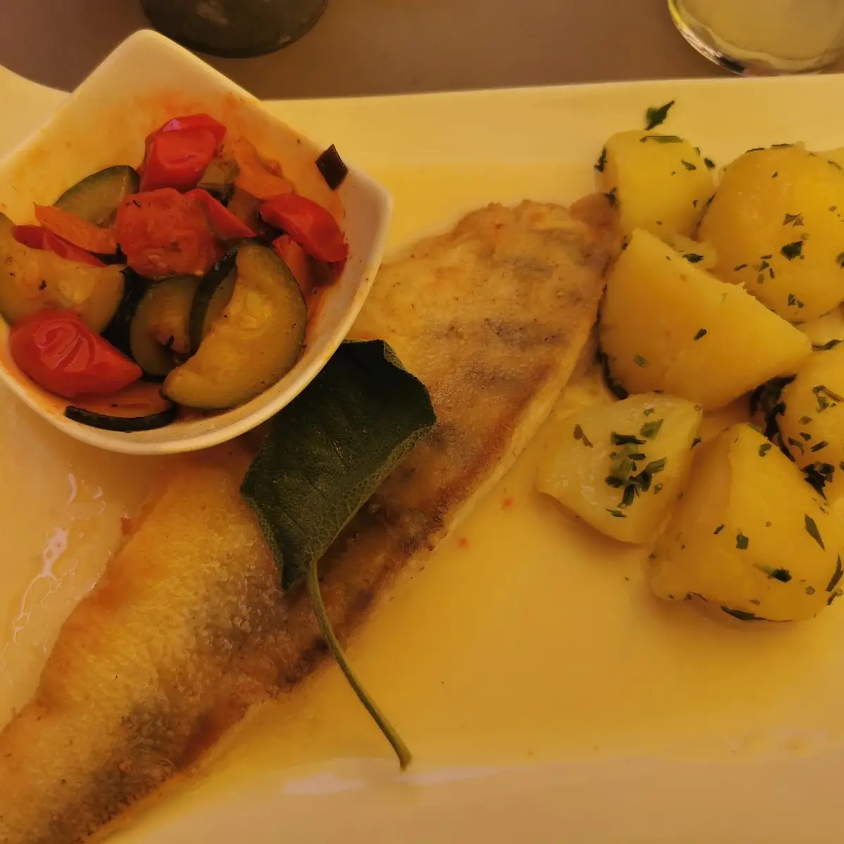 Fisch In Weißweinsoaße Mit Gemüse