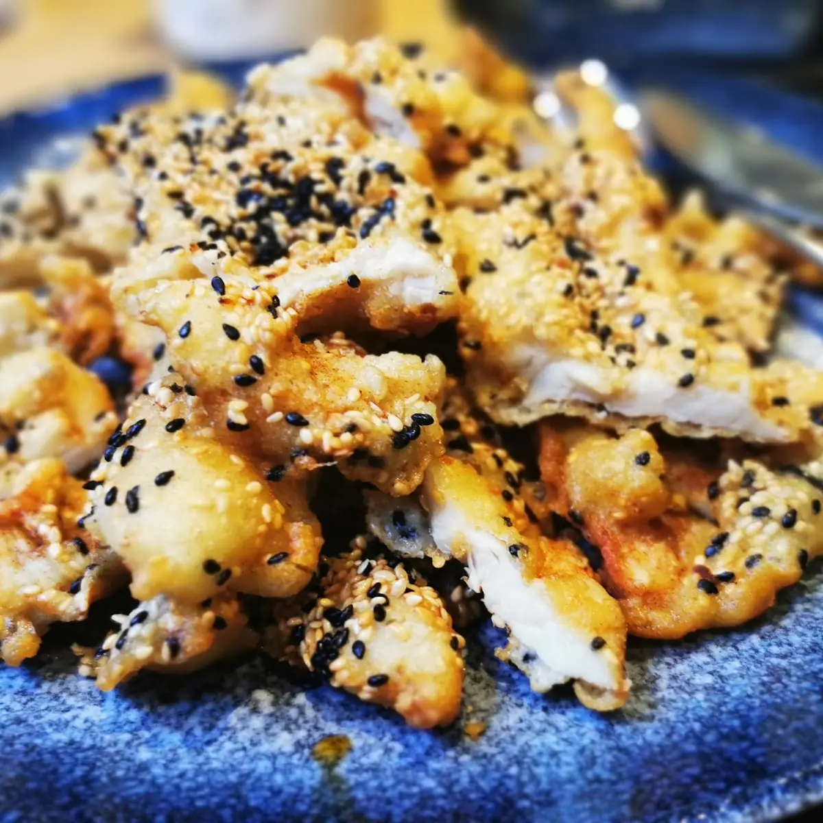 H21 Gebackenes Hühnerfleisch Mit Sesam Und Teriyaki Soße