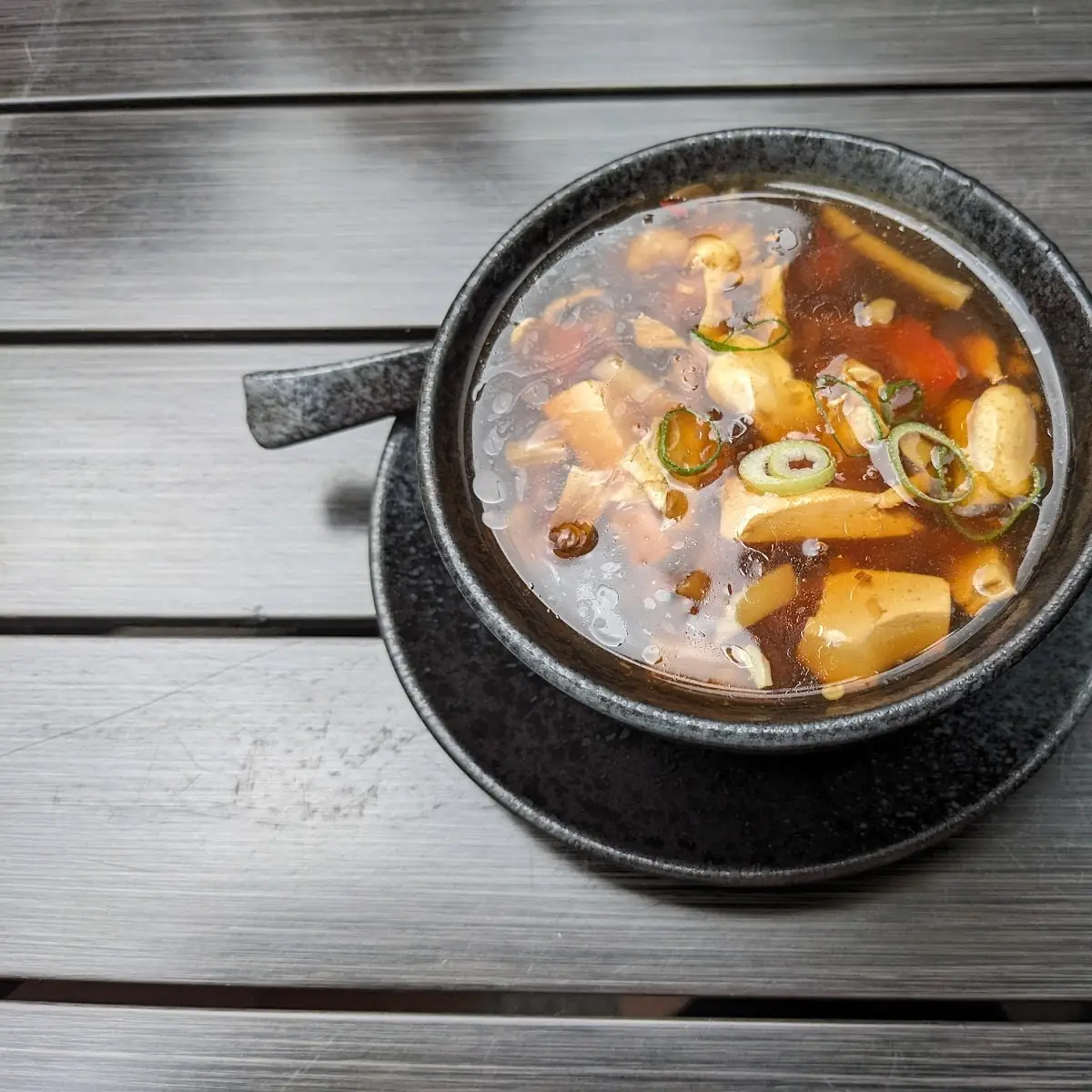 Pikant-säuerliche Suppe