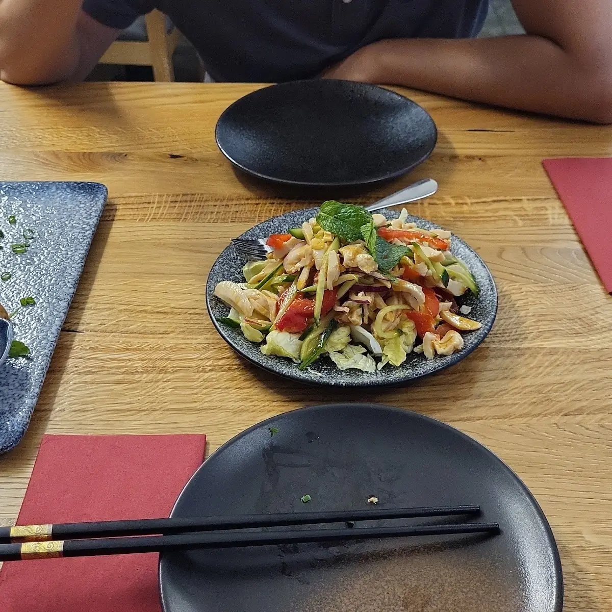 Thai Salat Mit Gebratenem Hühnerfleisch