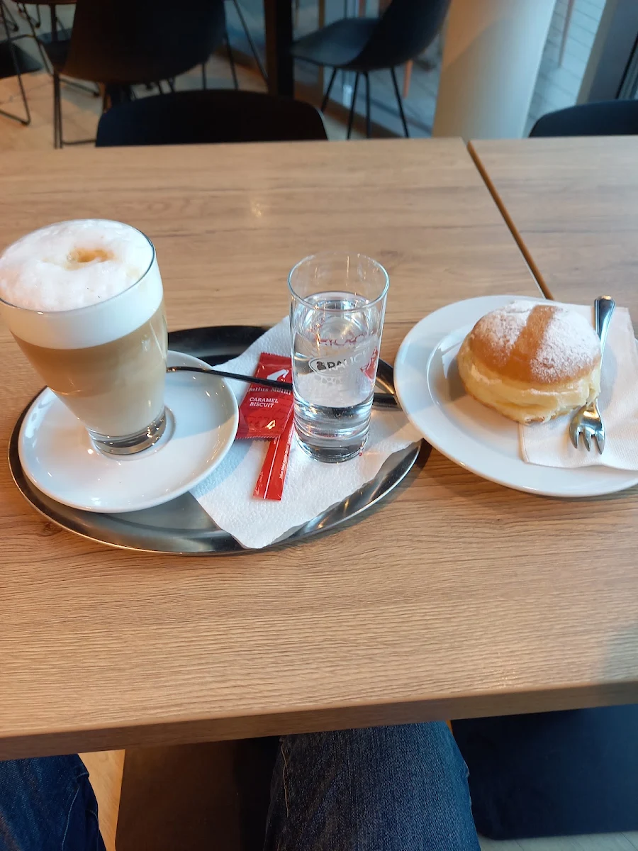 Latte Macchiato Und Vanillekrapfen