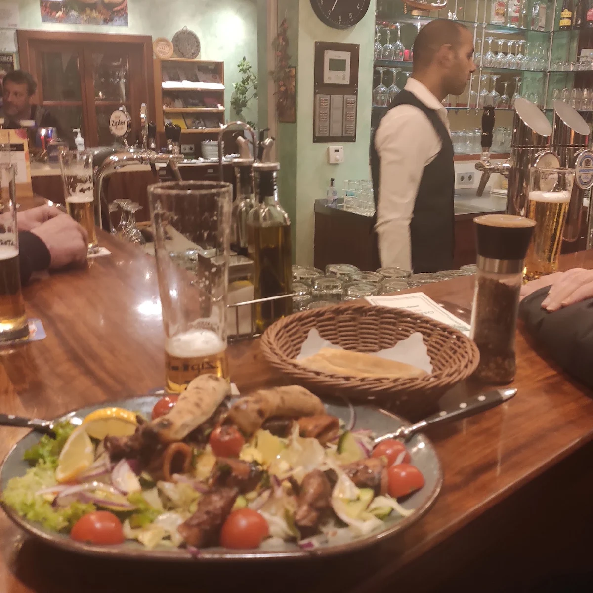 Salat Mit Putenstreifen Und Indisches Brot