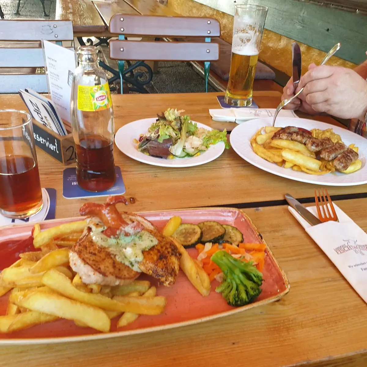 Grillteller Mit Pommes Frites Und Grillgemüse
