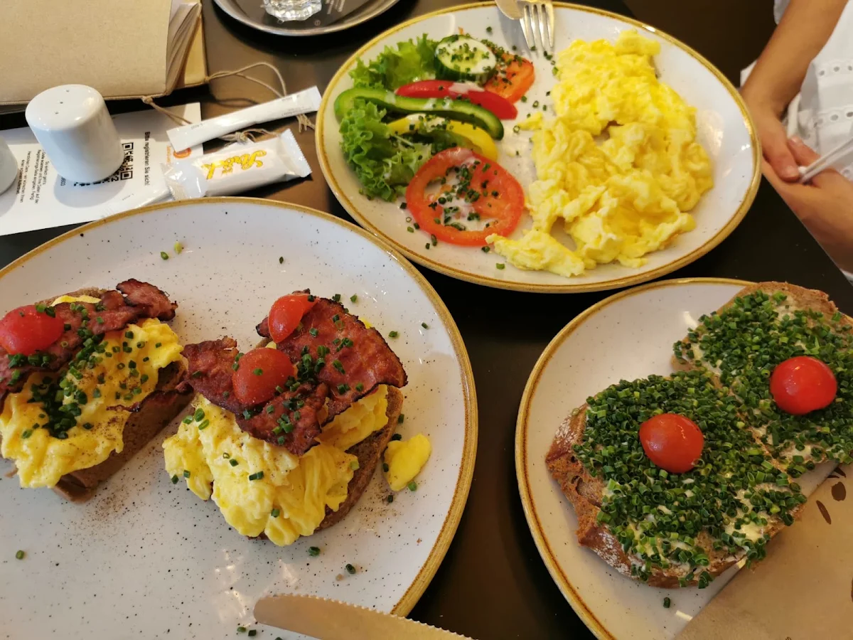 Eierspeisbrot Und Eierspeise Mit Ströcksbrotscheibe Mit Butter Und Schnittlauch