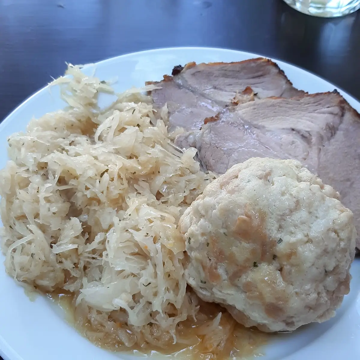 Schweinsbraten Mit Sauerkraut Und Knödel