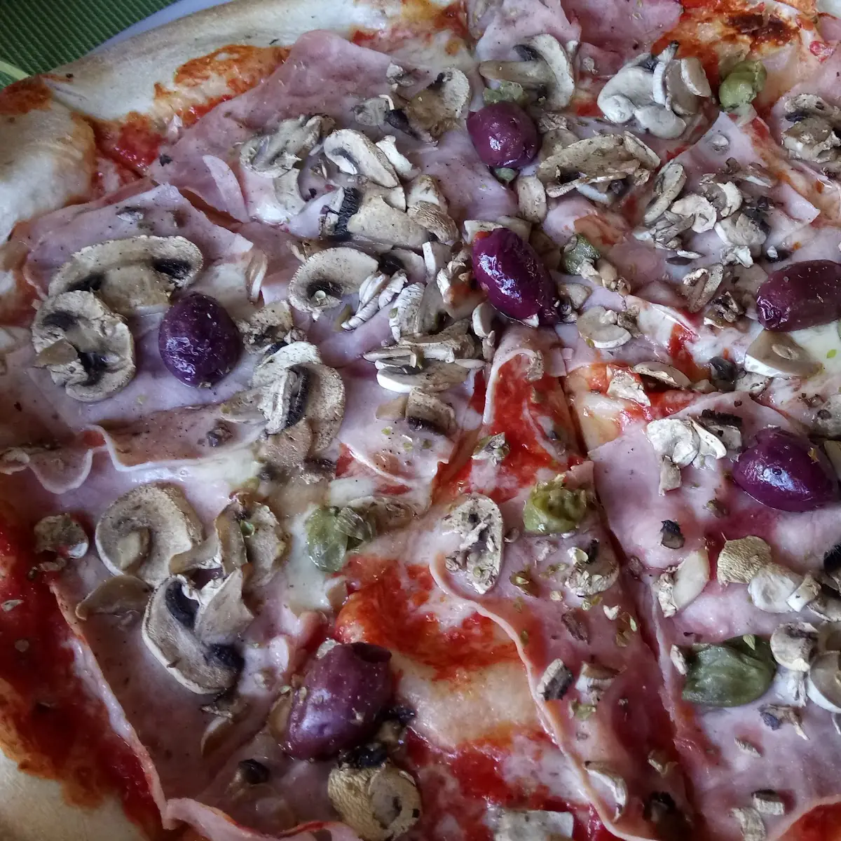 Pizza Mit Schinken Und Champignons