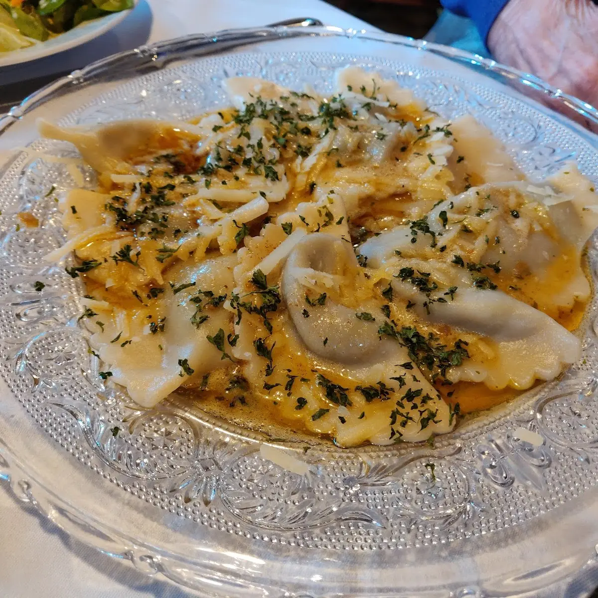 Hausg'machte Steinpilz-schlutzer Mit Brauner Butter Parmesanspäne Und Blattsalat