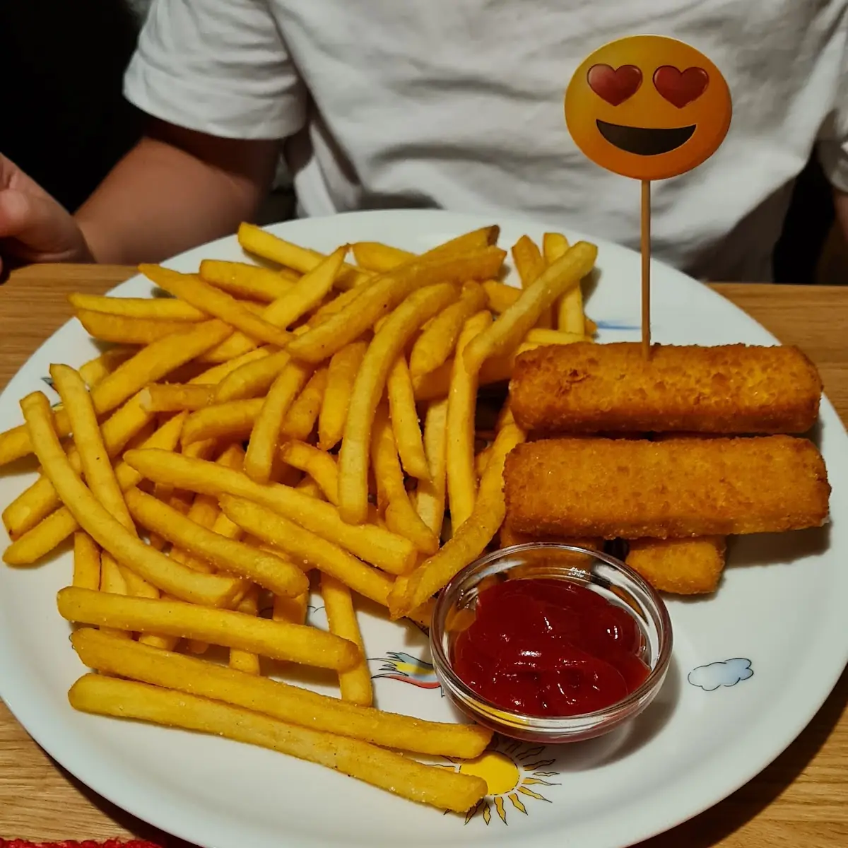 Pommes Mit Fischstäbchen Kinderportion