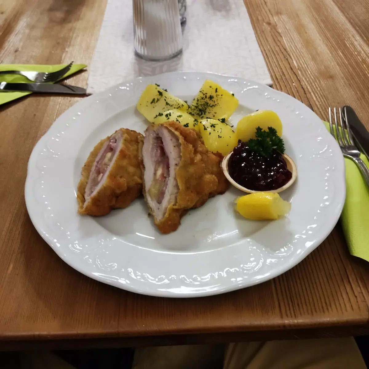 Wirtshaus Schnitzel Mit Graukäse Gefüllt
