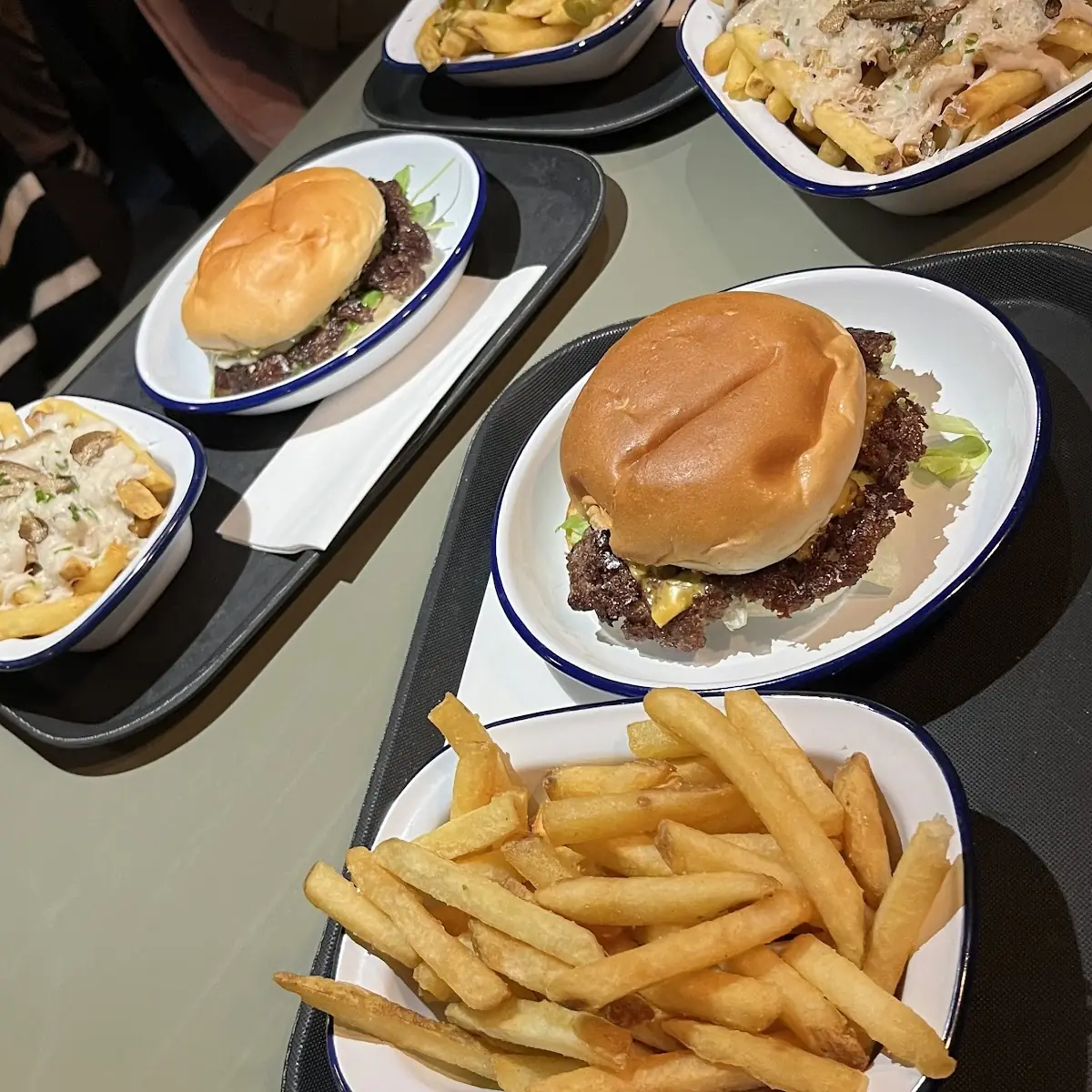 Cheeseburger Mit Fritten Und Truffle Fritten