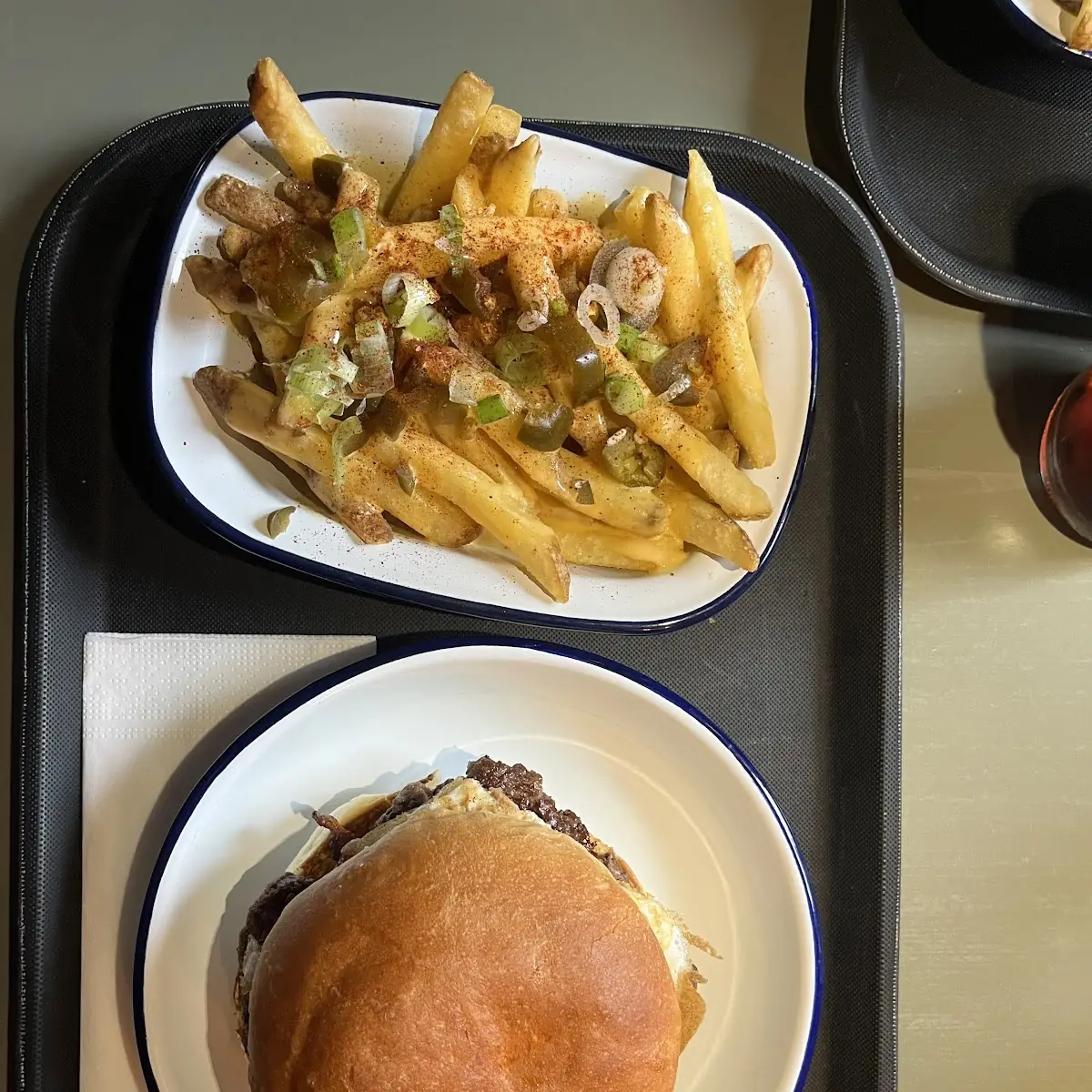 Loaded Burger Mit Chilli Cheese Fritten