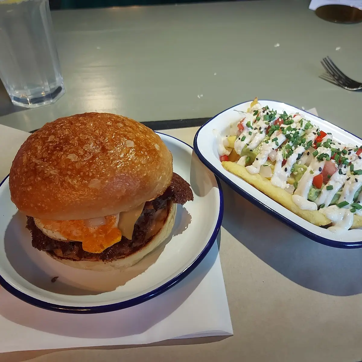Loaded Burger Mit Pommes Mit Avocado Topping