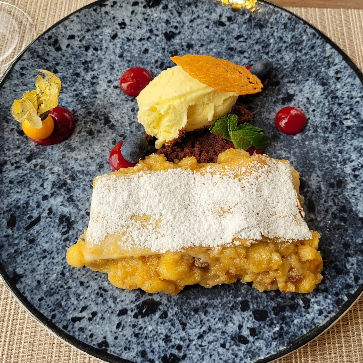 Apfelstrudel Oder Topfenstrudel Mit Vanilleeis