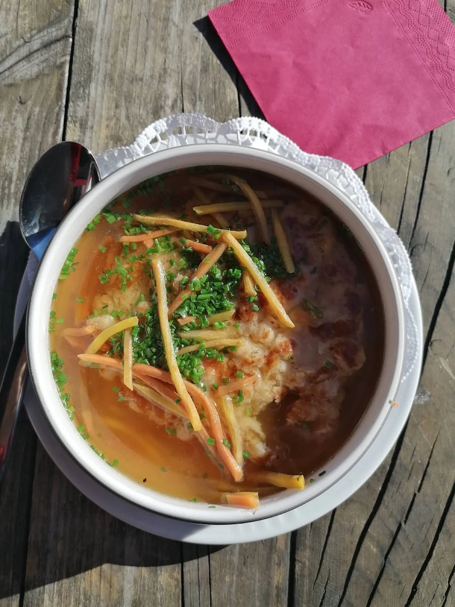Kräftige Rindssuppe Mit Pinzgauer Kaspressknödel