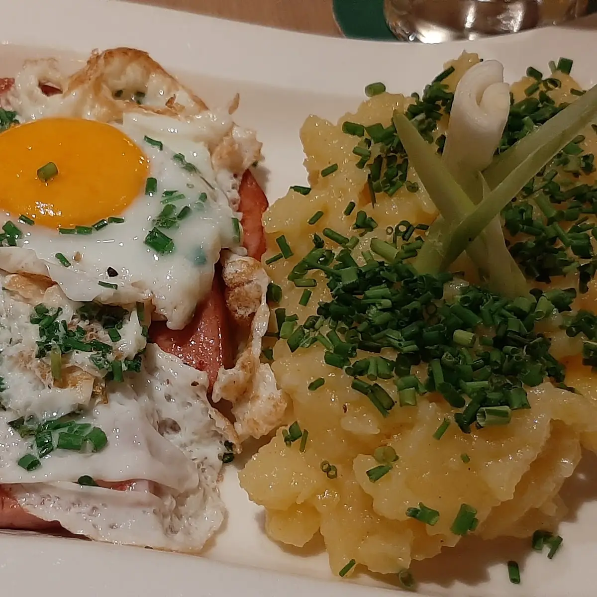 Fleischkäse Mit Spiegelei Und Kartoffelsalat