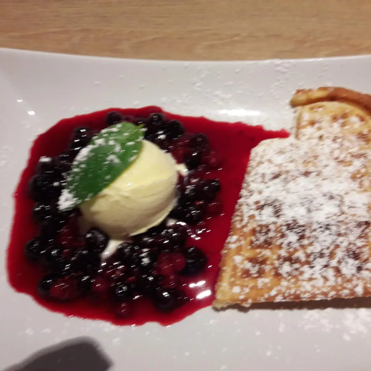 Waffel Rotegrütze U Eis
