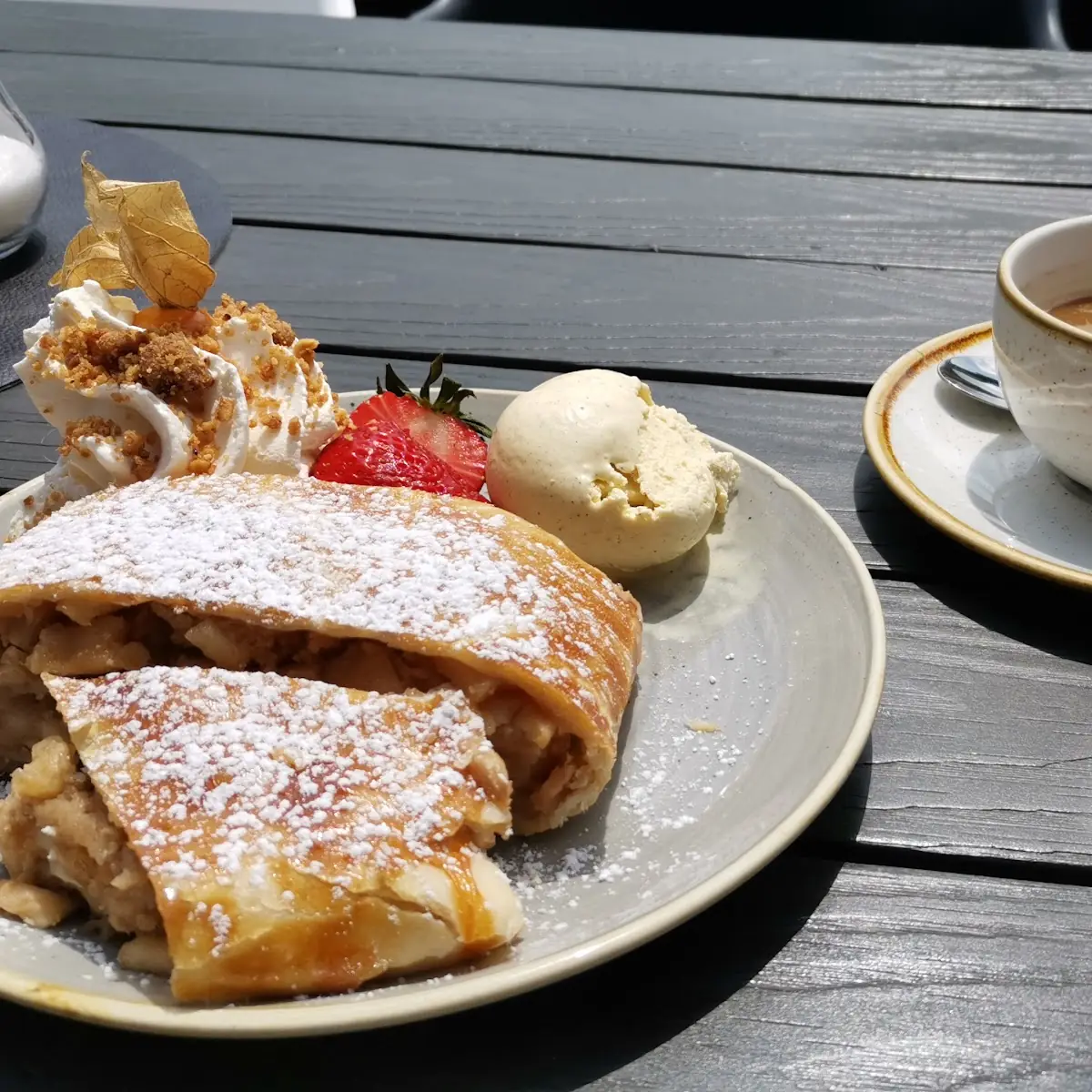 Apfelstrudel Mit Vanilleeis Und Sahne
