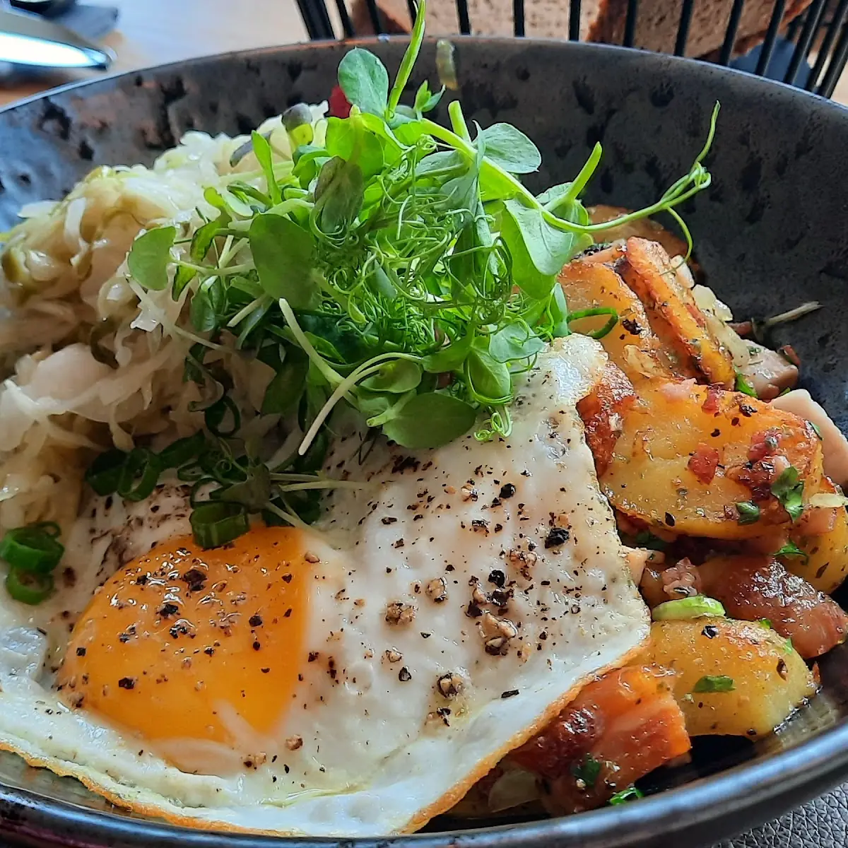 Gröschtl Mit Spiegelei Und Krautsalat