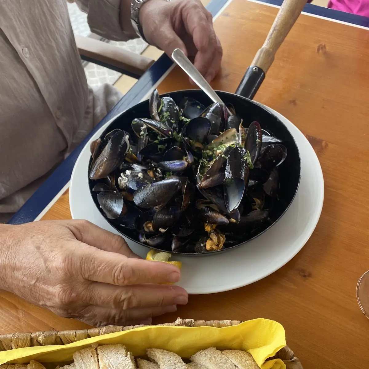 Mussels in White Wine Sauce and Garlic