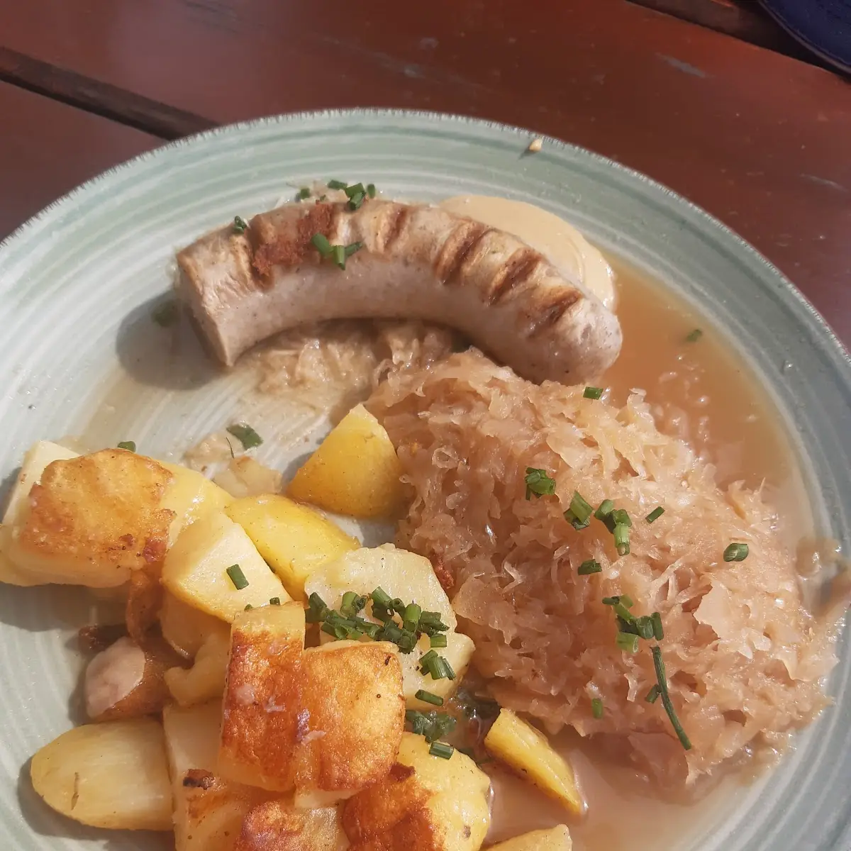 Bratwurst Mit Sauerkraut Und Kartoffeln