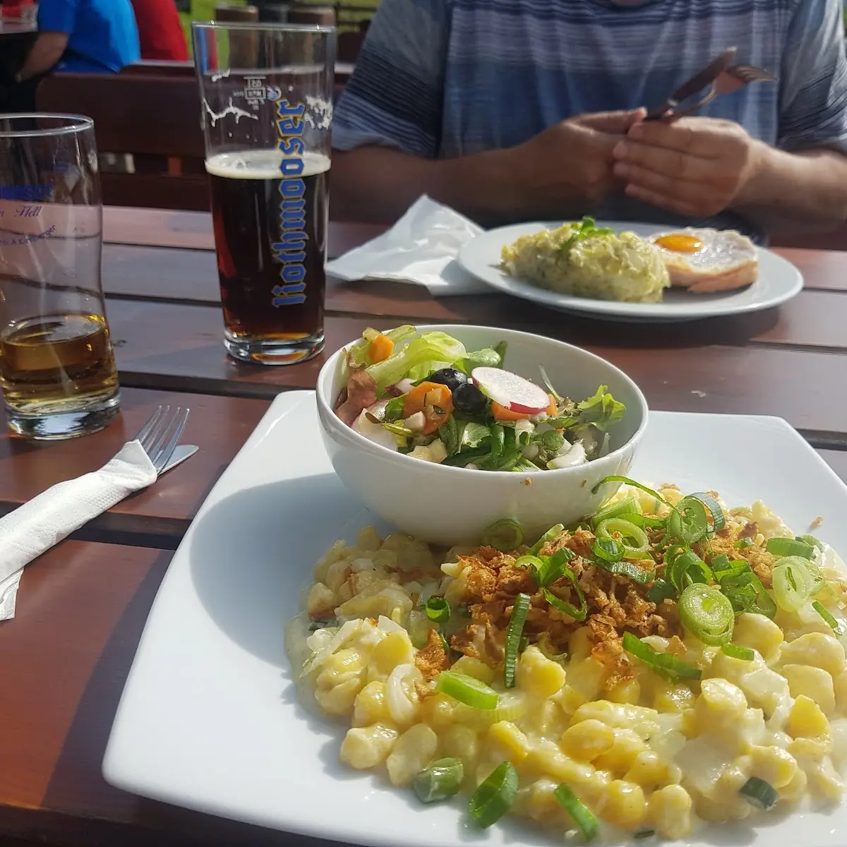 Käsespätzle Mit Buntem Salat