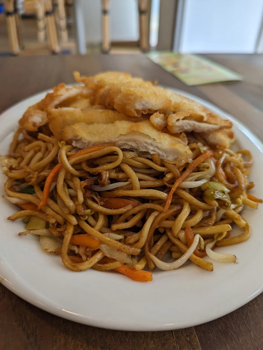 Fried Noodles with Crispy Chicken