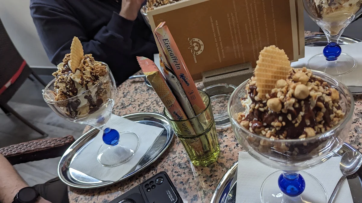 Links Giottobecher Rechts Nougatbecher