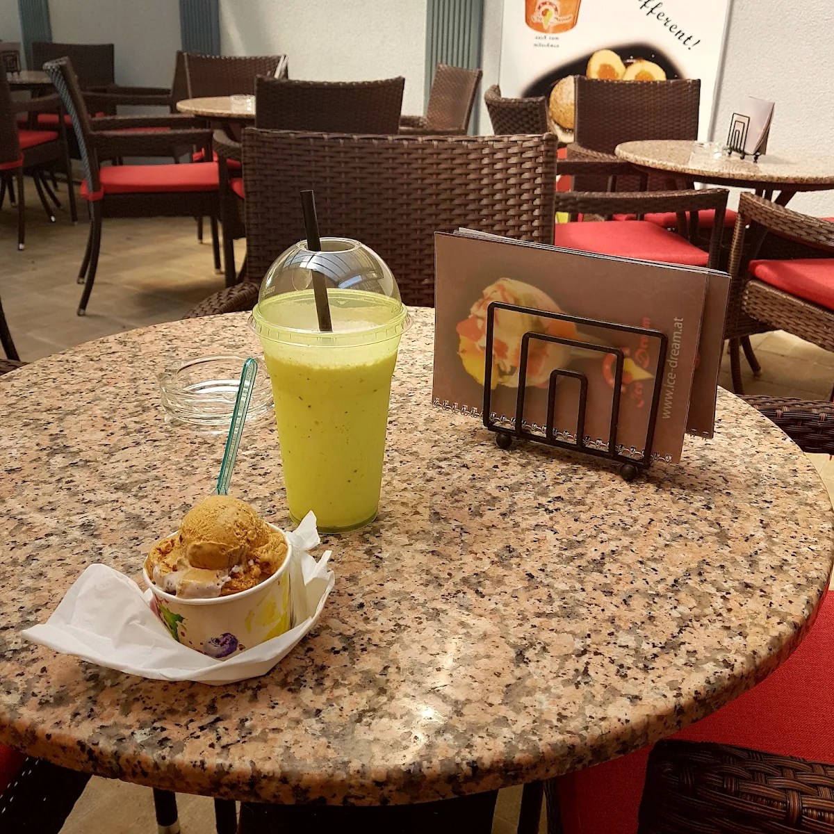 Mokka- Eis Milchshake Mit 3 Eis- Kugeln