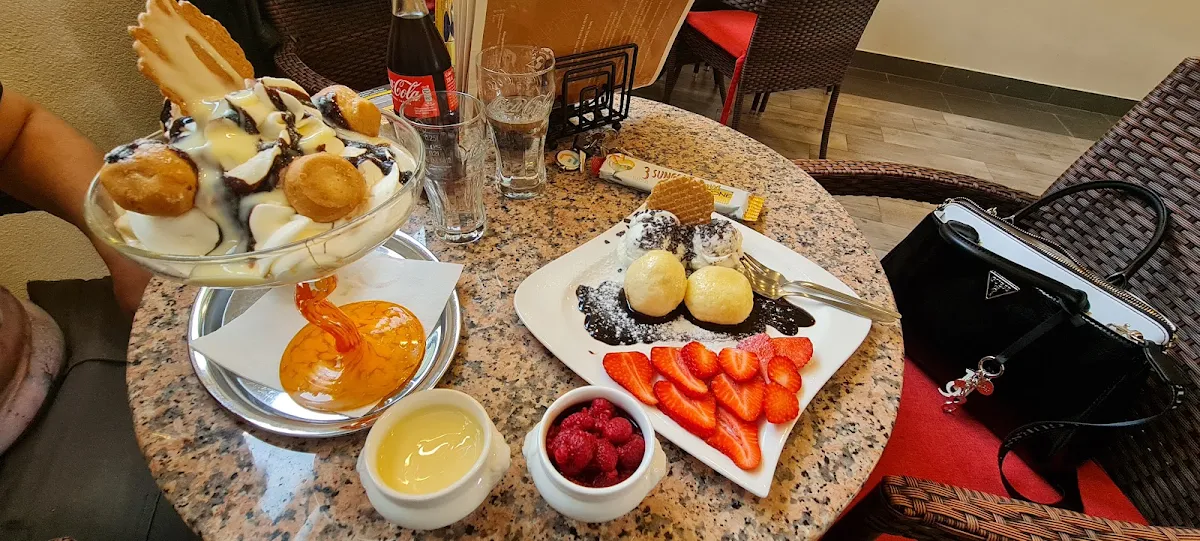 Warme Topfenknödel Mit Erdbeeren & Eis Vanillesoße & Himbeeren Sind Extra Bestellt Worden