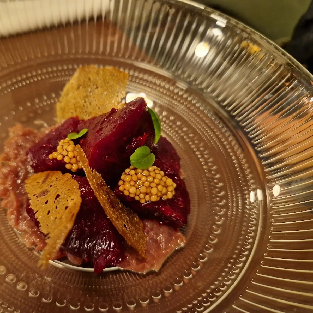 Geschmorte Rote Rübe Eingelegte Senfkörner Zwiebelmarmelade Schwarzbrotchips