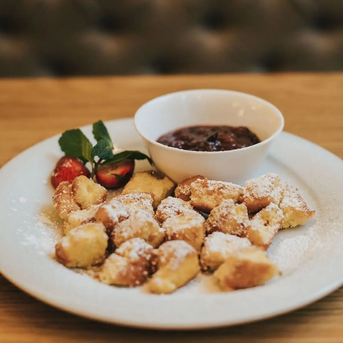 Kaiserschmarrn Mit Apfelmus Oder Zwetschkenröster