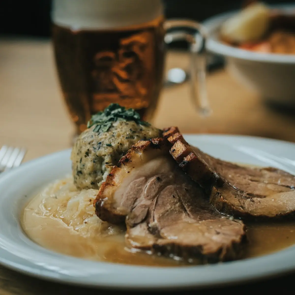 Ofenfrischer Schweinsbraten Mit Serviettenknödel Und Sauerkraut