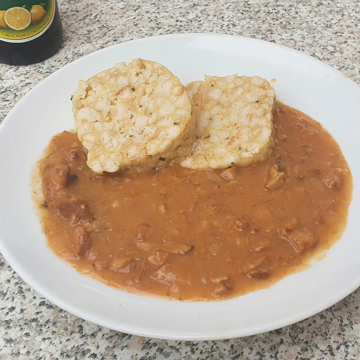 Eierschwammerlgulasch Mit Semmeknödell