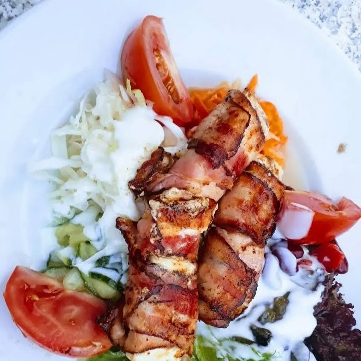 Schafskäse Im Speckmantel Auf Gemischtem Salat Mit Joghurtdressing