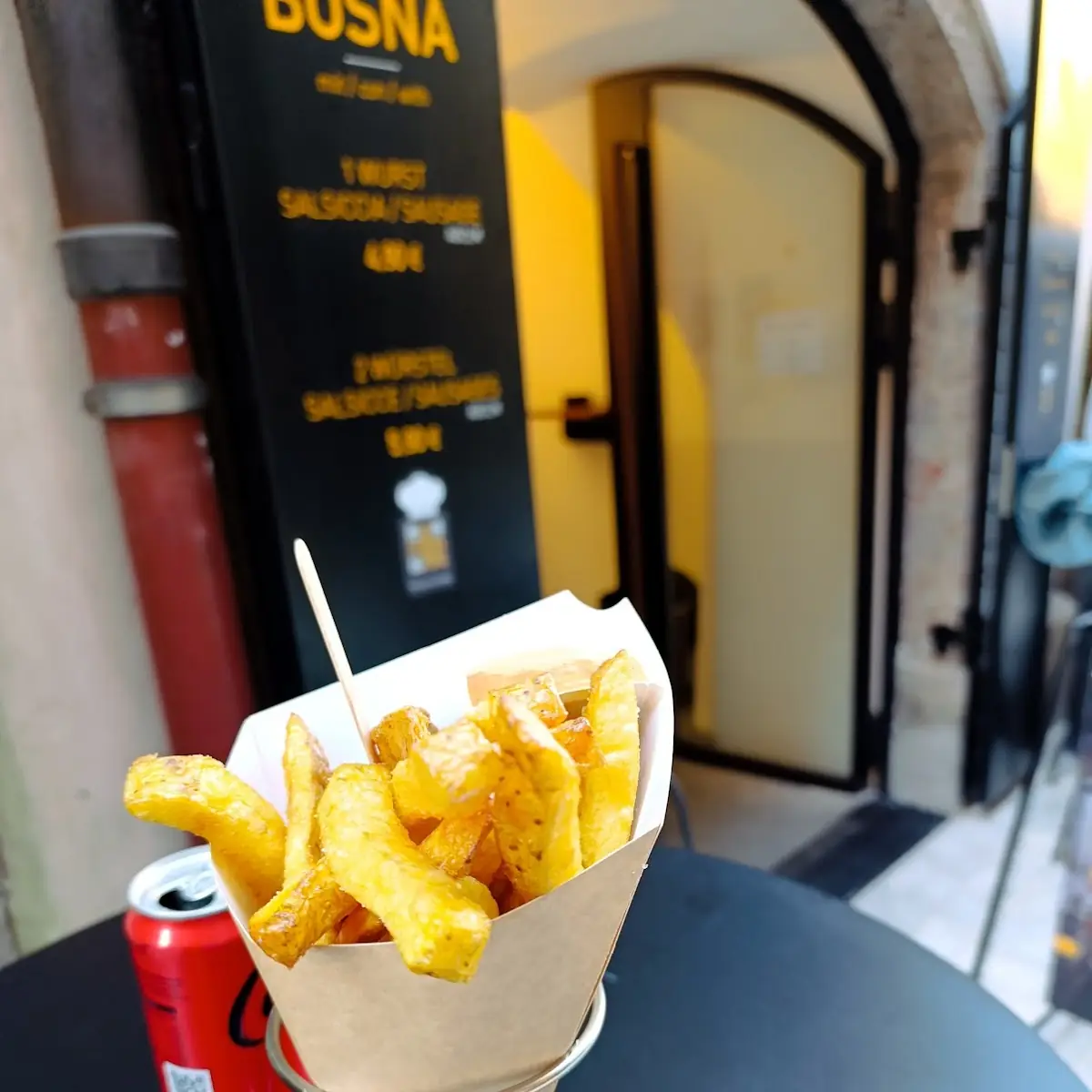 Belgische Pommes Mit Sauce Andalous
