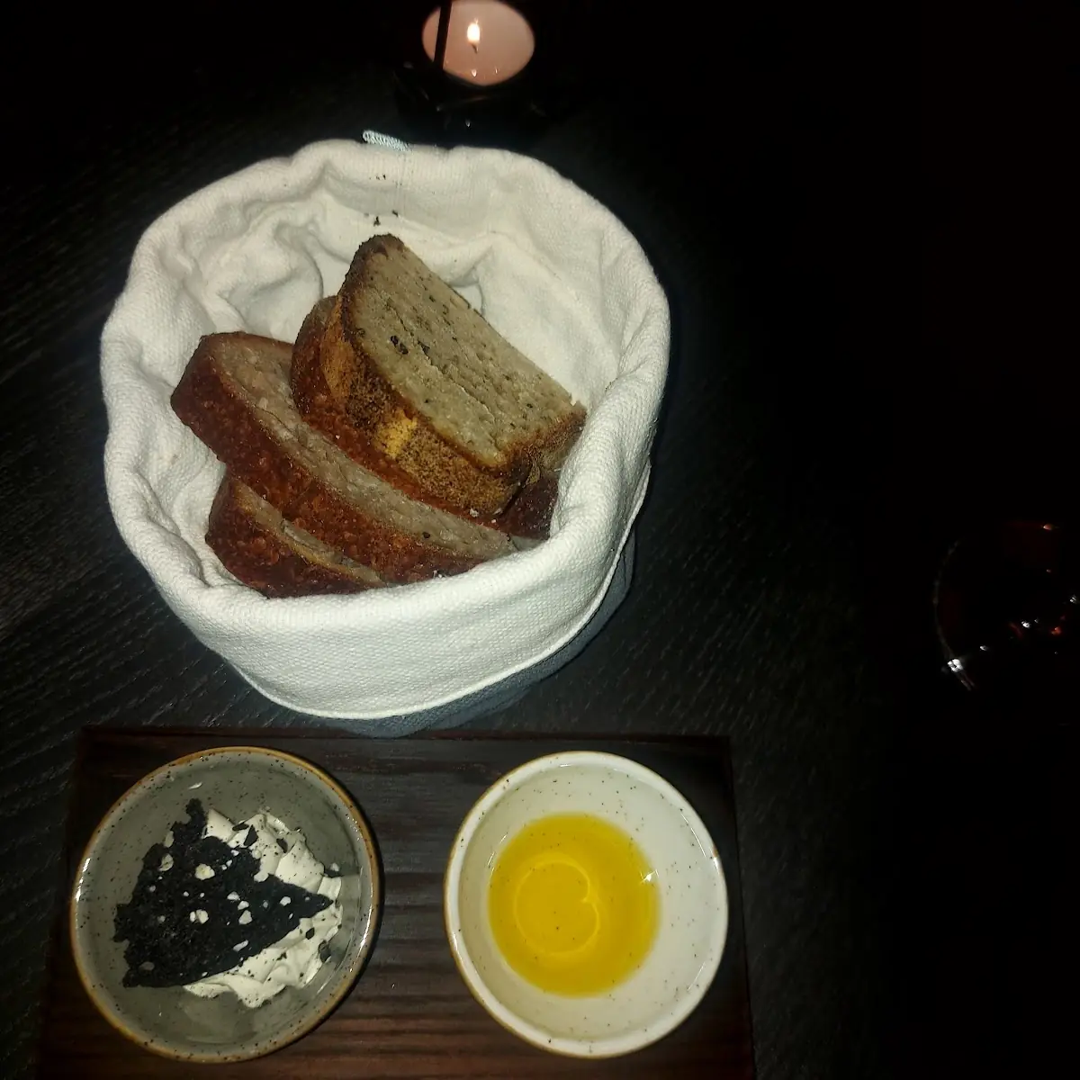 Sauerteigbrot M Trüffelbutter Und Olivenöl M Safran