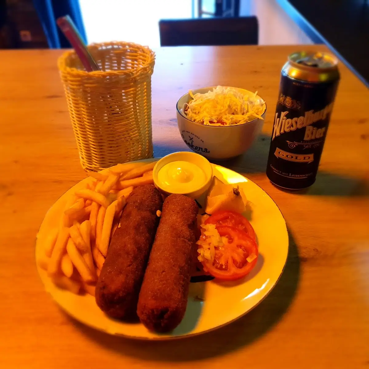 Gefüllte Schnitzel Rouladen Mit Speck Und Käse Und Pommes Dazu Einen Salat