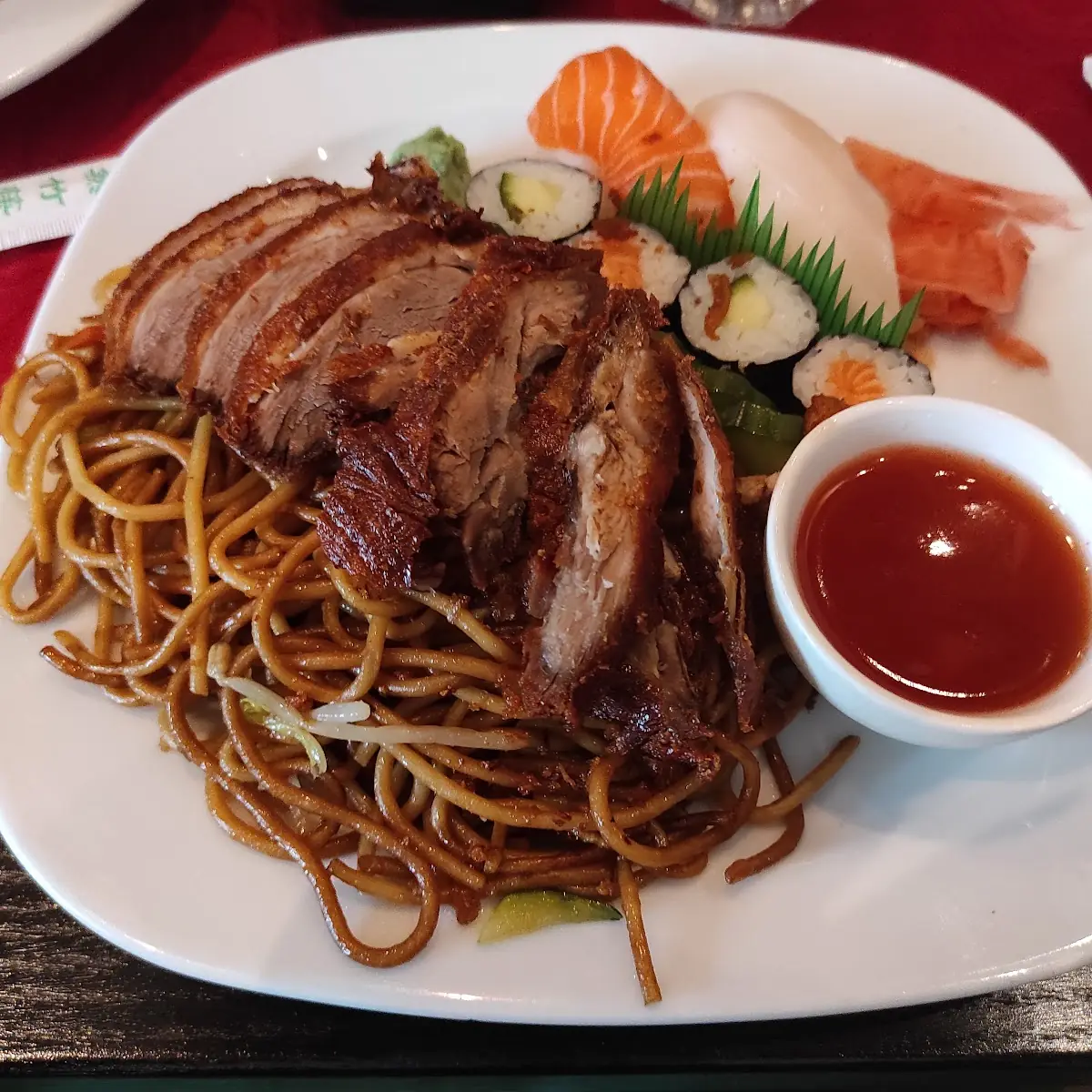 Knusprige Ente Mit Gebratenen Nudeln & Gemüse