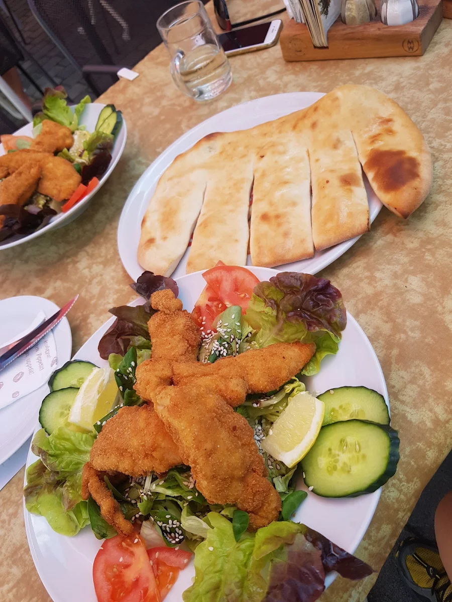 Backhendelstreifen Auf Salatteller