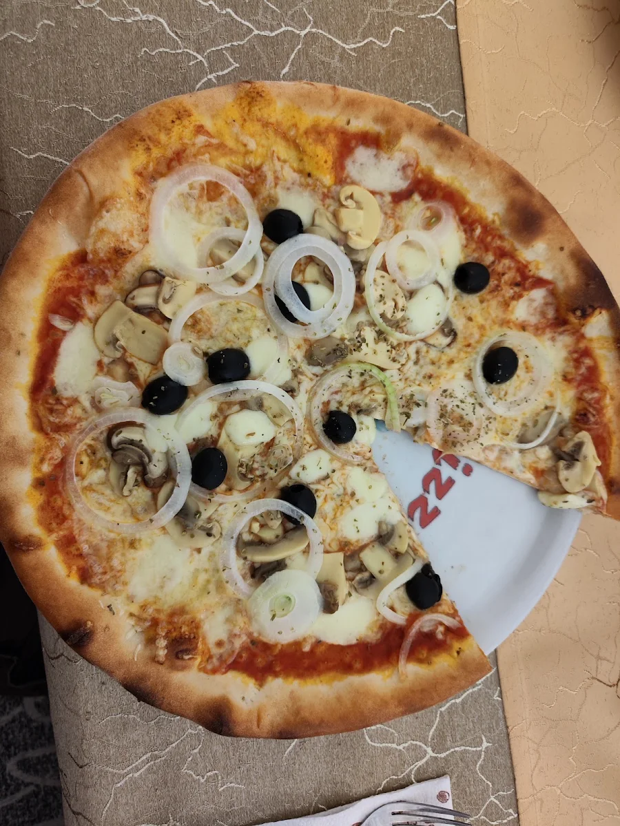 Pizza Mit Champignons Zwiebeln Und Oliven