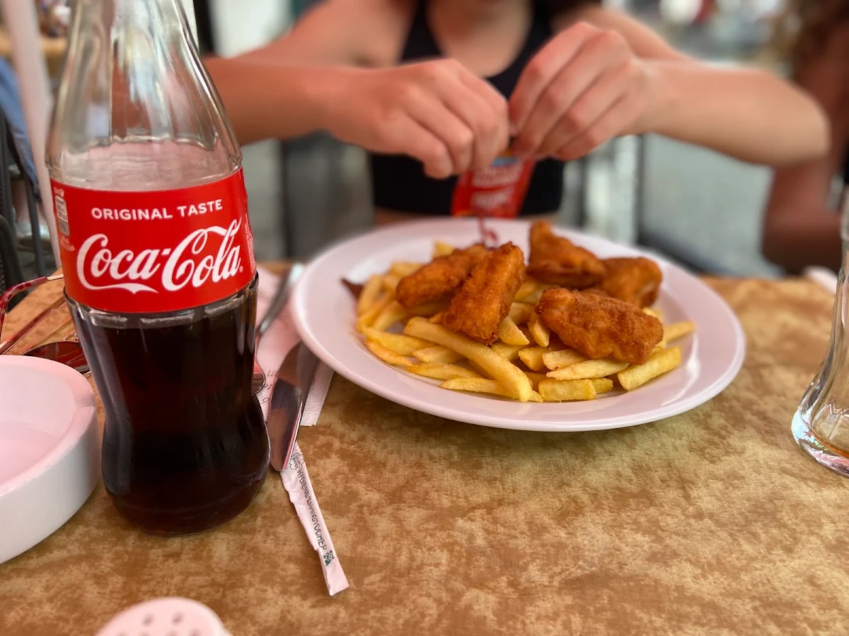Pommes Mit Chickennuggets