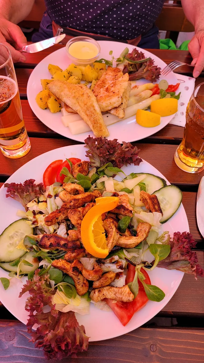 Vorne Hühnerstreifensalat Hinten Zander Mit Spargel