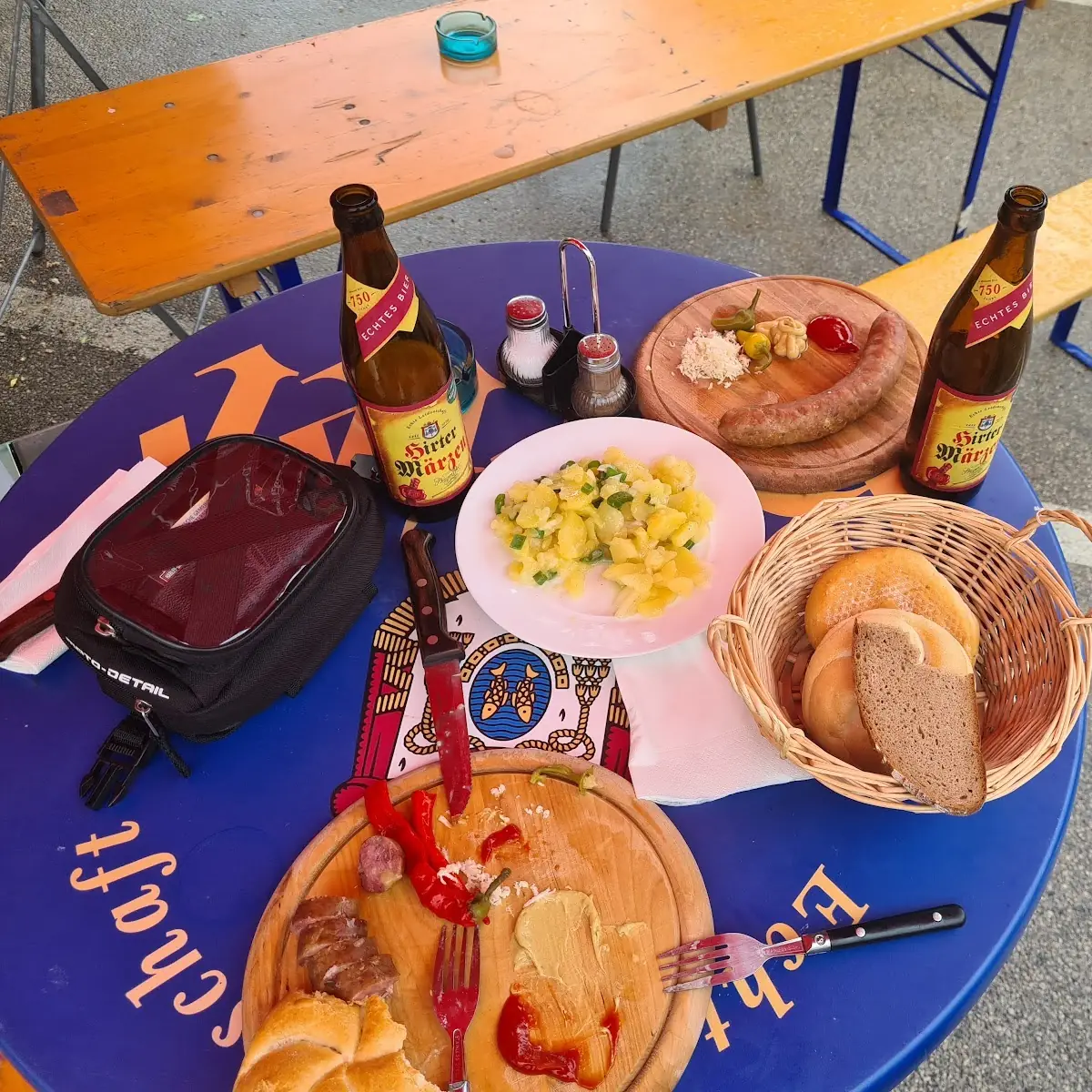 Hausgemachte Käsekrainer Und Kartoffelsalat