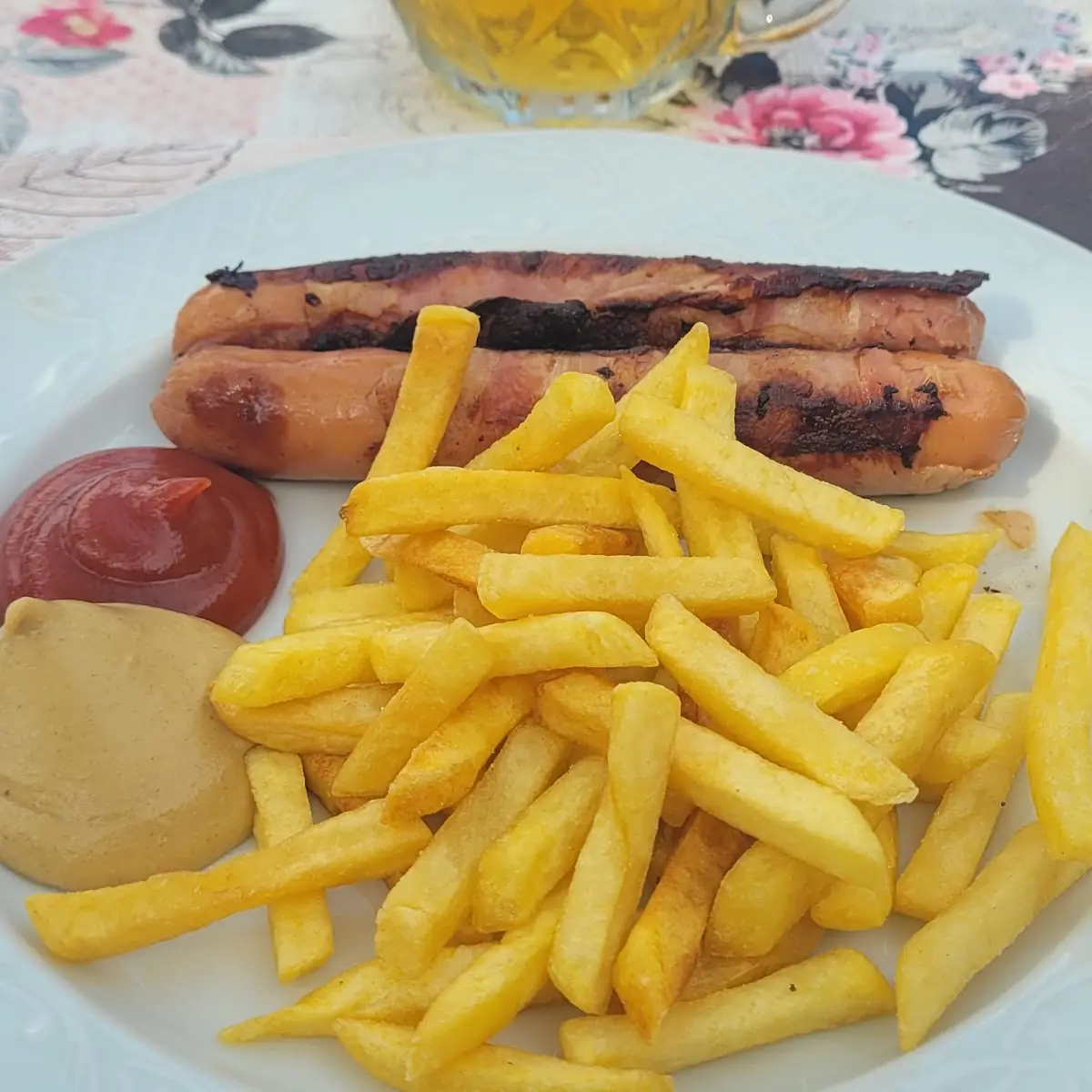 Berner Würstel Mit Pommes Frites